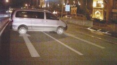 驾驶员停车忘拉手刹 车辆“溜走”横在路中间