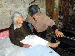 久病床前无孝子？她照顾瘫痪母亲十年