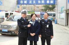 交巡警网络直播宣传车管知识 解读“驾考改革”