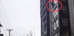 少女悬在窗户外 警方劝说一小时将其抱下