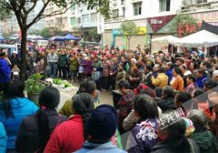 大爷腾地给警察搞宣传误了卖菜 警察买光蔬菜