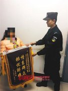 “我的手机遭摸啦！”  查监控无人尾随，原是从外衣口袋滑落