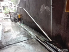 住户自制排便管竟接进雨水井 邻居这下遭了秧