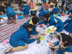 牛！中学生1个半小时涂鸦60米画卷