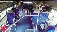 公交上一岁男婴突发抽搐 驾驶员十分钟送医