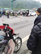 老人拎着锄头过马路 锄把不慎插进车轮中致其身亡