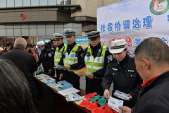 万州交巡警开展全国交通安全宣传日集中宣传活动