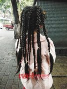 马家堡有位小学生 每天扎十多个辫子上学