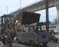 南川区集中销毁248台报废车辆