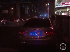 男子为路边停车不遭罚 用纸巾遮号牌反被扣12分