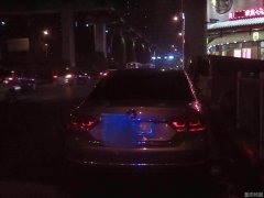 男子用纸巾挡车牌 被监控录下全过程