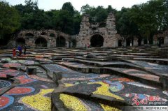 重庆一大学“古怪”校门 被戏称“布雷尔城堡”