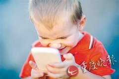 睡前玩手机 蓝光醒瞌睡  研究证实：蓝光和咖啡一样提神醒脑