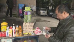 重庆现无人售货摊点 买东西付钱找零全由顾客完成