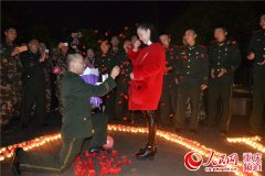 铁骨也有柔情 重庆退伍老兵临别军营前向女友求婚