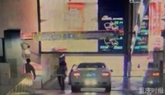 粗心女司机下车取卡不拉手刹 300多万宾利撞墙