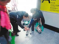 女子脚崴了疼得直哭 手机欠费无法求助