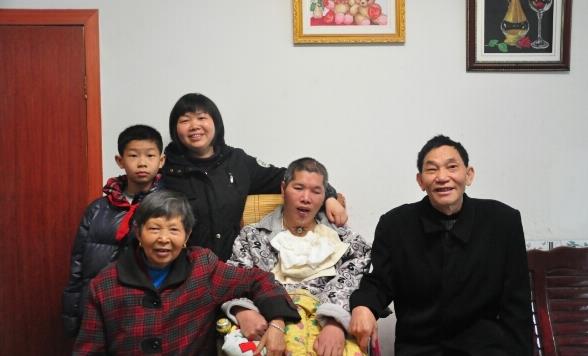 1481186617676834.jpg 陈丽家庭全家福.jpg