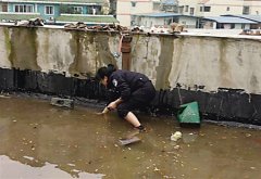 “最美女民警”站在冰冷积水中 半小时弯腰徒手掏渣排堵