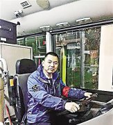 驾驶员、乘客为盲人伸出手 让整个车厢都充满了正能量