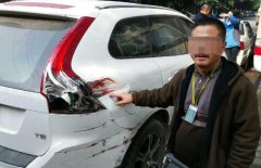 司机挂伤越野车留字条 耿直！