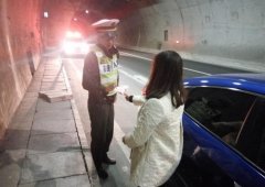 妹纸第一天拿驾照上高速被罚 还想用现金请“喝茶”
