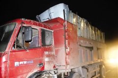 货车边跑边“吐”铁渣 后面三辆轿车就悲剧了