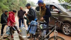 免费山泉引市民蜂拥而至 扁担推车齐上阵