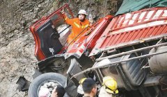 ​重庆​消防战士拿着输液瓶给车祸伤员打点滴 这张图＂走红＂朋友圈