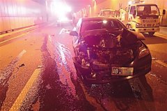 驾车时低头去捡手机 隧道里追尾摩托起火