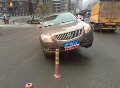 牛！迎亲车“骑跨”隔离护栏
