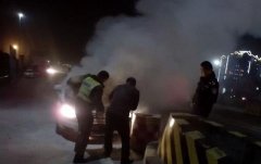 重庆高速收费站一警车自燃