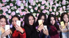 重庆近百位网红美女聚集进行“网红狂欢趴”