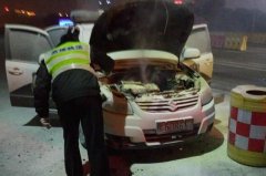 警车刹车失灵发生故障 在高速收费站警车自燃