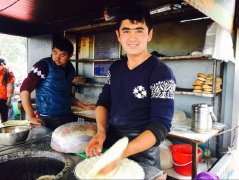 馕饼走出新疆会怎样？维族三小伙​重庆​街头一年卖出百多万