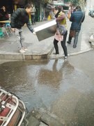 餐馆污水随意倾倒人行道