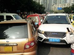 新手女司机首次上路遇堵车 一时心慌连撞三车