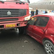 小轿车匝道口与大货车相撞 转体180度卡死路边