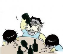 17岁小伙庆生猛灌3斤多老白干 醉得呼吸衰竭