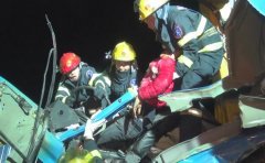 吊臂货车和铲车相撞 消防官兵20分拯救司机