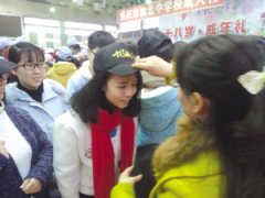 渝北中学校园成人礼：老师为学生戴上成人礼帽