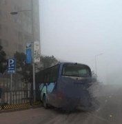 老司机着急下车买早饭 忘拉手刹除脱一万多