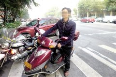 无证驾驶他人摩托 准驾不符被抓现行