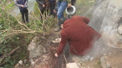 地里冒出无名火 成居民天然“灶台”