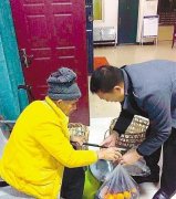 老人寒夜街头冻得发抖 一群警察买光桔子还送他回家