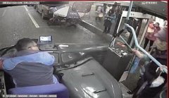 老人走丢5小时 车载监控提供线索将他找回