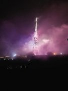重庆“电视塔”亮灯 雨雾下美轮美奂
