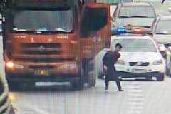 驾驶员故意遮号牌逃处罚 被电子警察全程抓拍