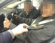 系安全带到底有多难？他竟自制假安全带蒙混上路