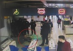 携带活甲鱼坐轻轨被阻进站 女子抓人咬人好蛮横